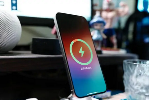 嵊州苹果15换屏服务分享用什么充电器给iPhone15充电更好 